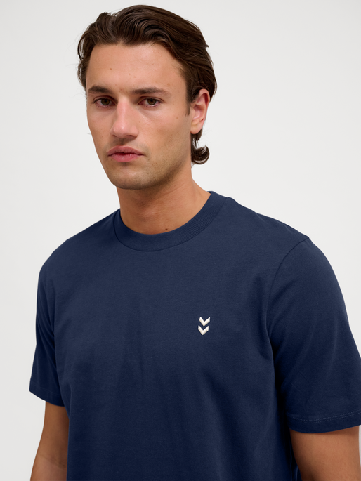 hmlPULSE T-SHIRT, DRESS BLUES, model