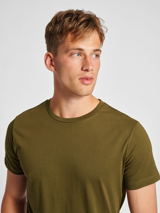 hummel RED BASIC T-SHIRT S/S - DARK OLIVE