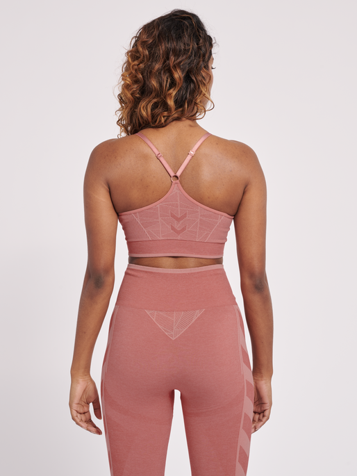 hmlMT ENERGY SEAMLESS SPORTS TOP, WITHERED ROSE/ROSE TAN MELANGE, model