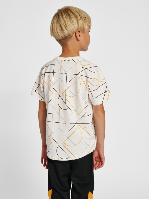hmlCARLOS T-SHIRT S/S, MARSHMALLOW, model