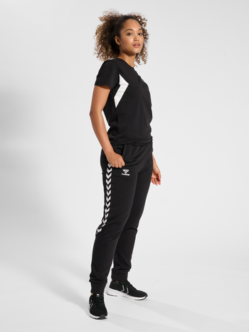 hmlSTALTIC COTTON T-SHIRT S/S WOMAN, BLACK, model