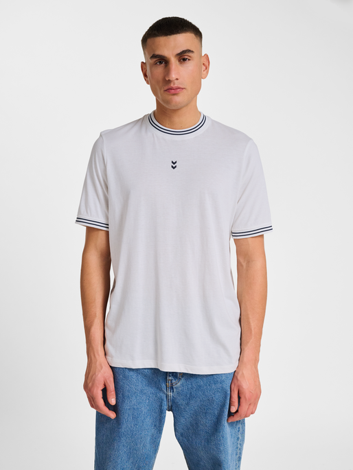 hmlPULSE RETRO T-SHIRT S/S, WHITE, model