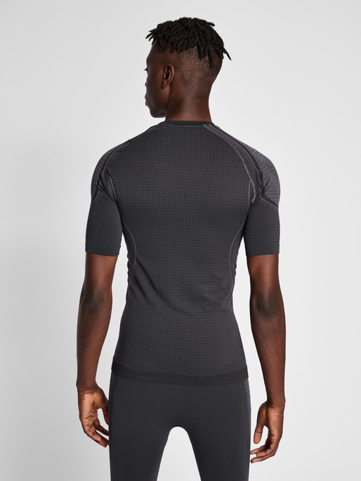 hmlMT OLLI SEAMLESS TIGHT T-SHIRT, BLACK, model