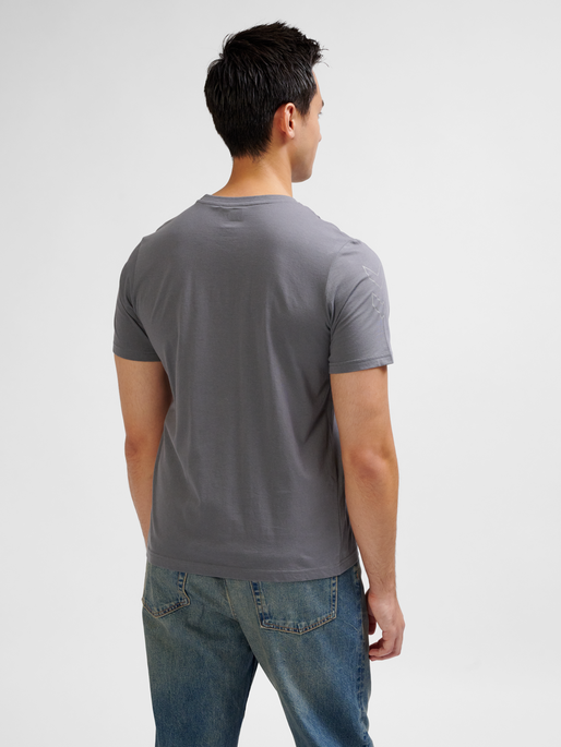 hmlELEMENTAL CHEVRON COTTON TEE, QUIET SHADE, model