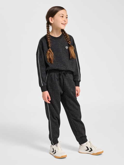 hmlJR LOOSE GLITTER SWEATPANT, BLACK, model