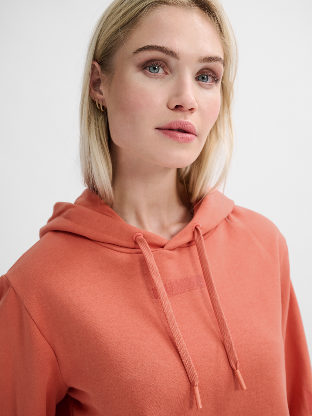 hummel LEGACY WOMAN CROPPED HOODIE APRICOT BRANDY hummel