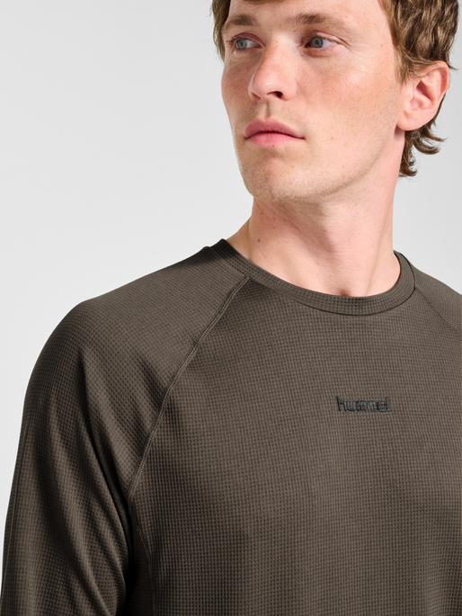 hmlMOMENTUM T-SHIRT L/S, MAJOR BROWN, model