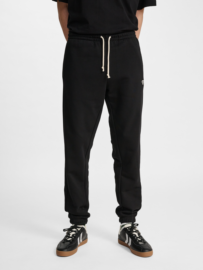 hmlREGULAR SWEATPANT BEE, BLACK, model