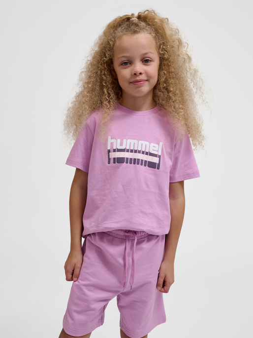 hmlTUKAS T-SHIRT S/S, SMOKY GRAPE, model