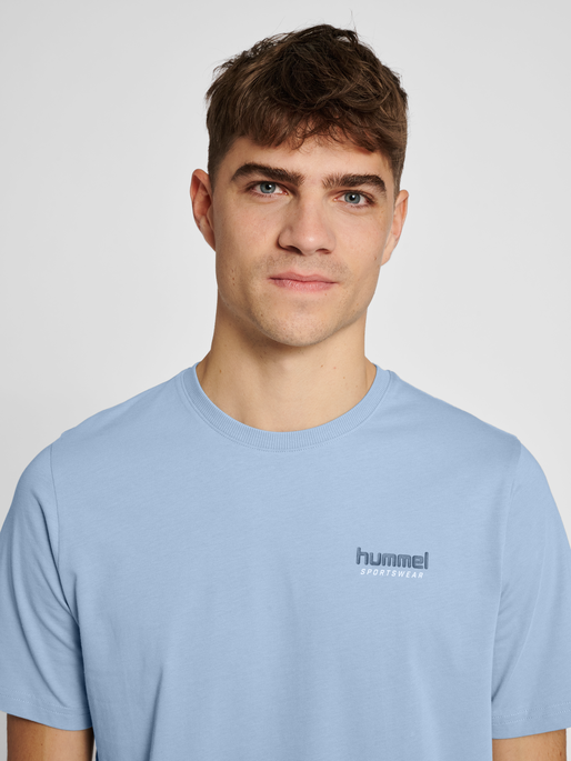 hmlLGC GABE T-SHIRT, ASHLEY BLUE, model