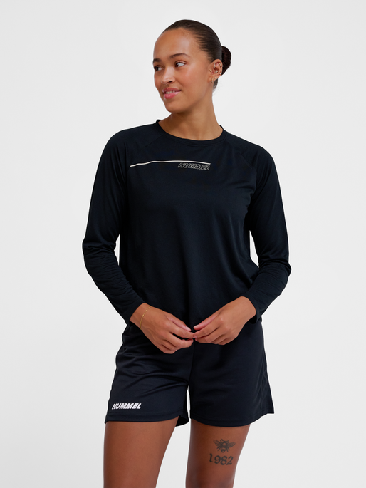 hmlCOURT LIGHT WEIGHT T-SHIRT L/S W, BLACK, model