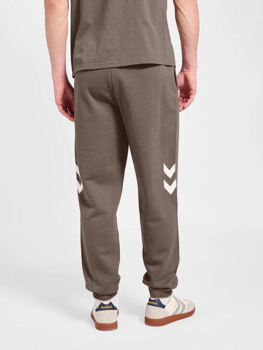 hmlLEGACY 2.0 SWEATPANTS, DARK NIGHT, model