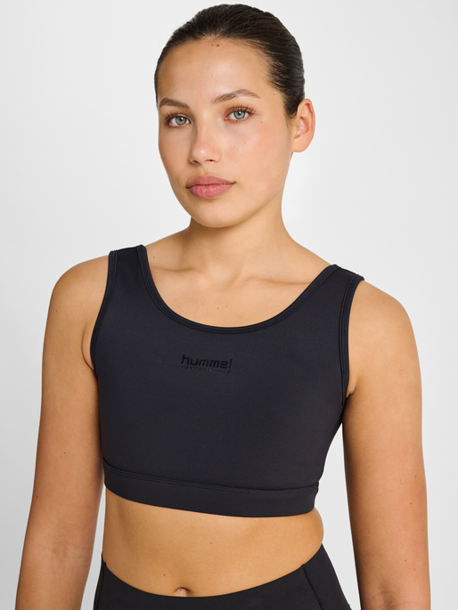 hmlHIIT INTENSITY BRA, BLACK/EBONY, model
