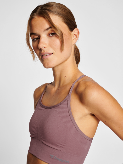 hmlTIFFY SEAMLESS SPORTS TOP, ROSE TAUPE, model