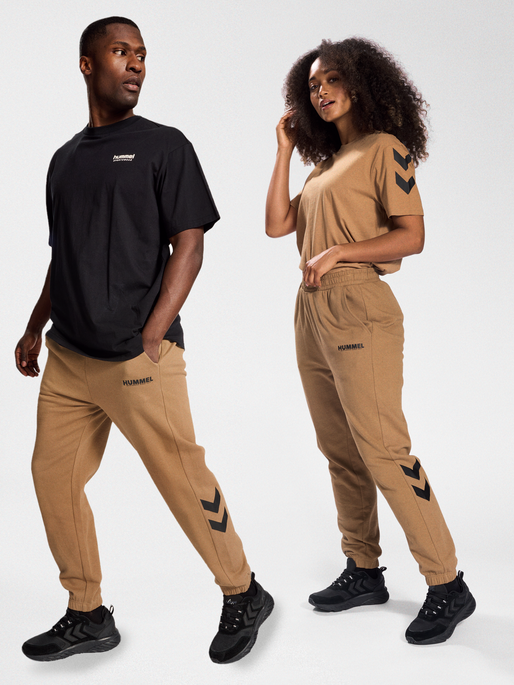 hmlLEGACY REGULAR PANTS, TIGERS EYE, model