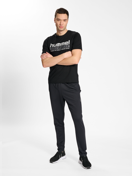hmlLGC CARSON T-SHIRT, BLACK, model