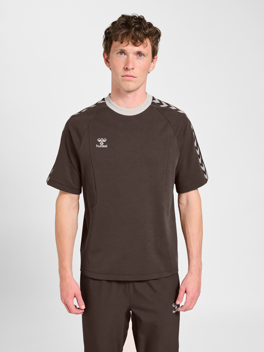 hmlROOT T-SHIRT S/S, CHOCOLATE BROWN, model