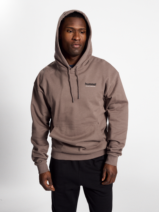 hmlLGC NATE HOODIE, IRON, model