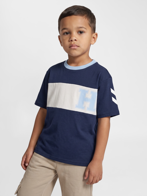 hmlROBIN LOOSE T-SHIRT S/S, DRESS BLUES, model