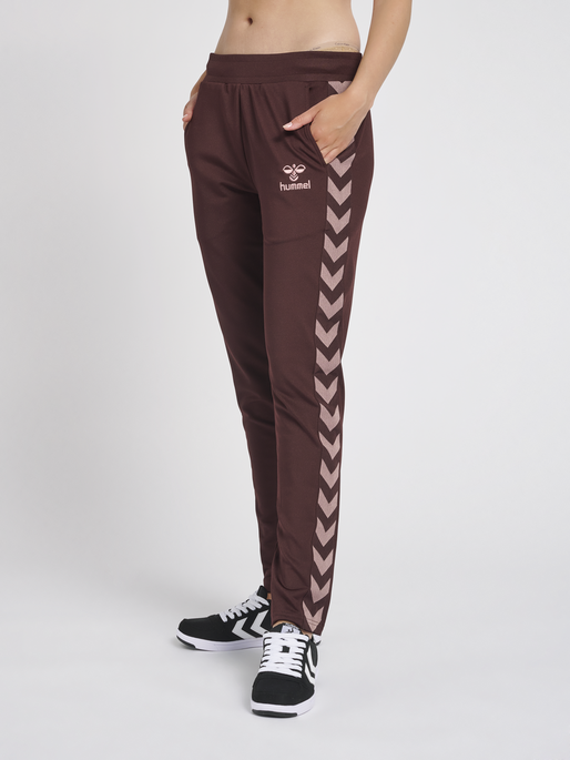 hmlNELLY 2.0 TAPERED PANTS, FUDGE , model