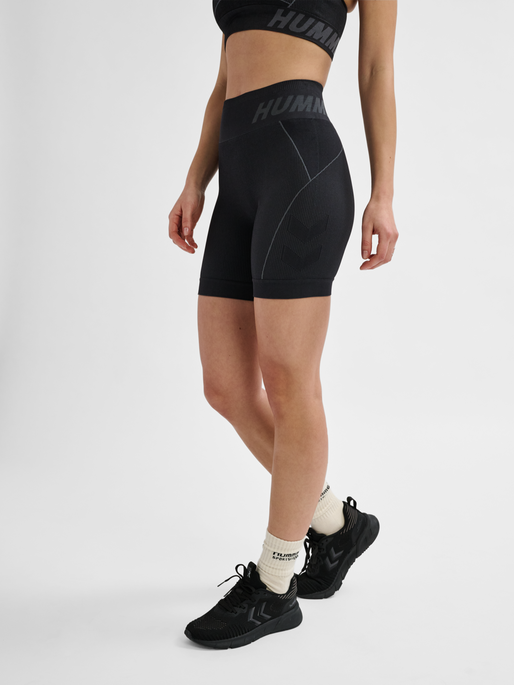 hmlTE CHRISTEL SEAMLESS SHORTS, BLACK/ASPHALT MELANGE, model