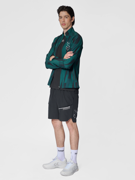 hmlCOURT POCKET SHORTS, BLACK, model