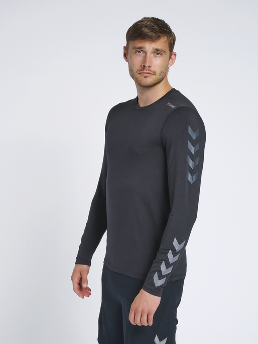 hmlMACE T-SHIRT LS, BLACK, model