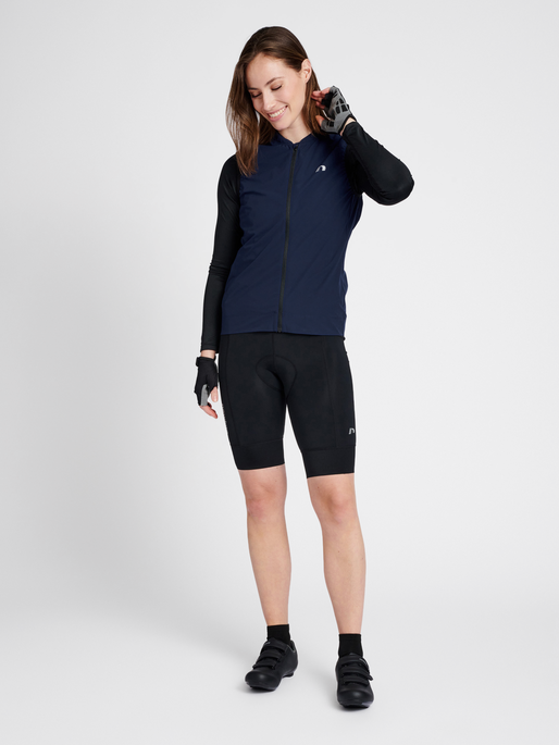 WOMENS CORE BIKE GILET, BLACK IRIS, model