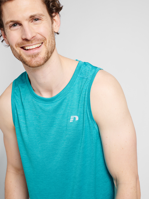 MEN RUNNING SINGLET, CAPRI BREEZE MELANGE, model