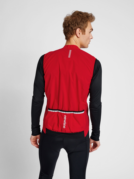 MENS CORE BIKE GILET, TANGO RED, model