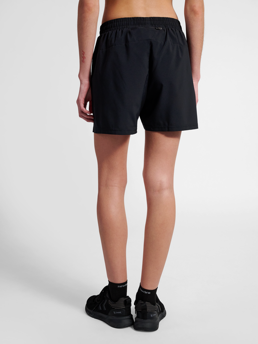 nwlMAX ZIP POCKET W SHORTS, BLACK, model