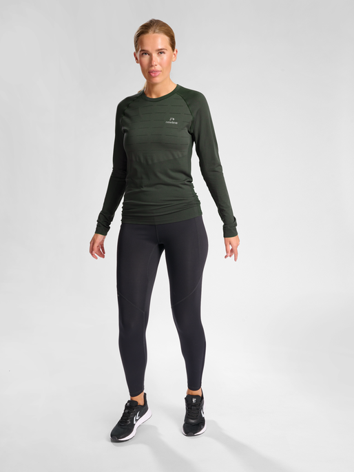 nwlPACE LS SEAMLESS WOMAN, BELUGA, model