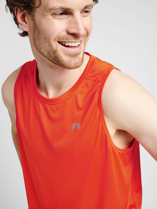 MEN RUNNING SINGLET, SPICY ORANGE, model