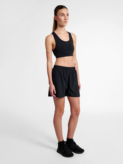 nwlMAX ZIP POCKET W SHORTS, BLACK, model