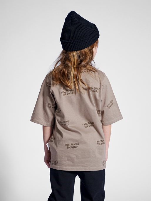 stsMILOS T-SHIRT S/S, SEPIA TINT, model