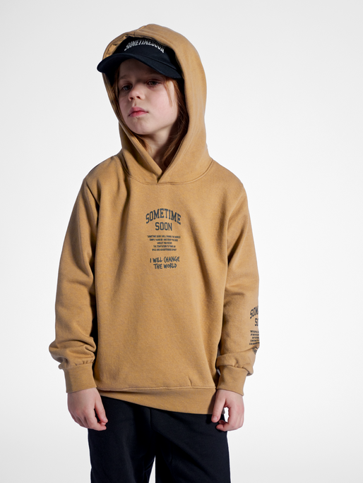 stmDIMAS HOODIE, SEPIA TINT, model