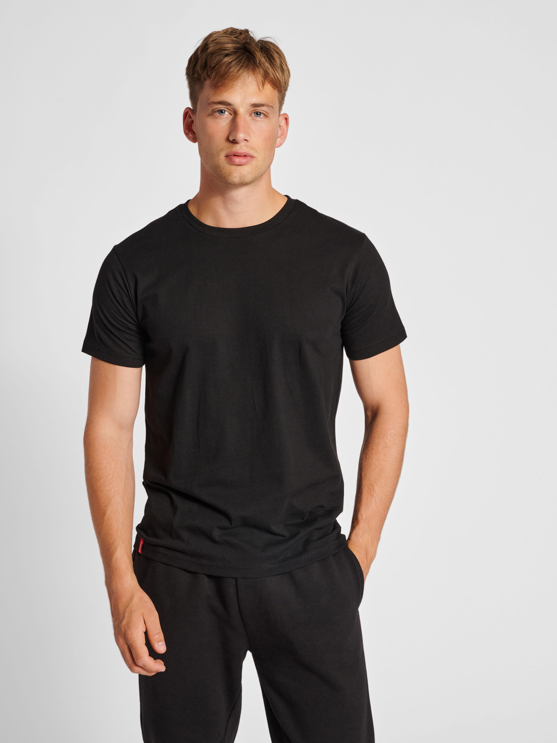 eftermiddag myndighed guiden hummel RED BASIC T-SHIRT S/S - BLACK | hummel.net