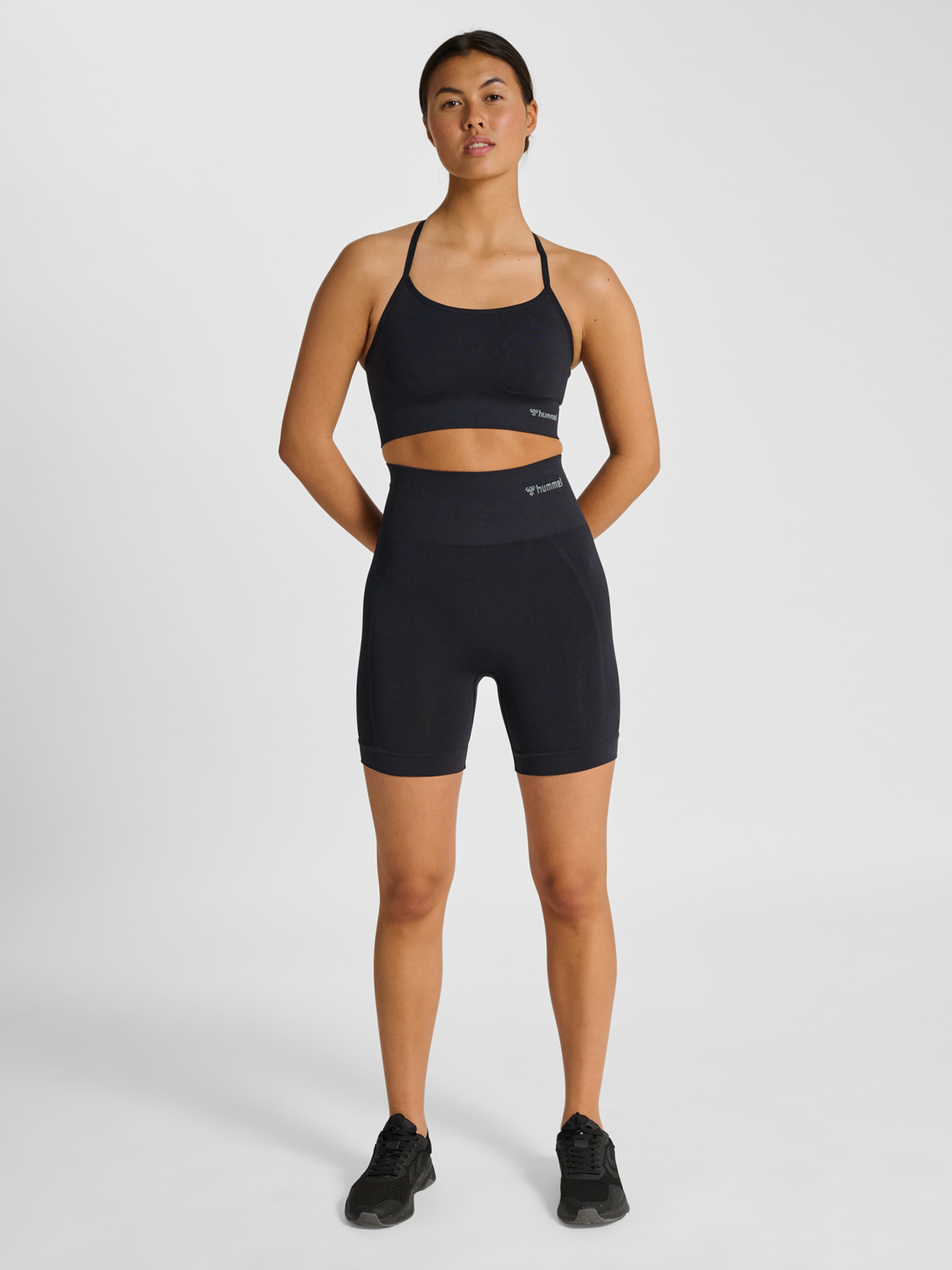hmlTIFFY SEAMLESS SPORTS TOP, BLACK, model